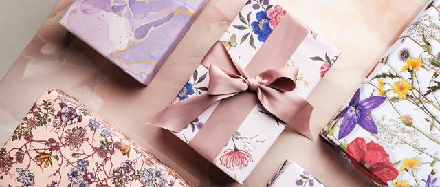 Wrapping paper in different variations 2 boxes and 2 roles