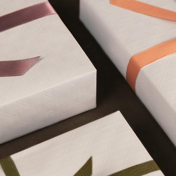 Wrapping paper 6289 White Embossed Squa 55 cm x 120m