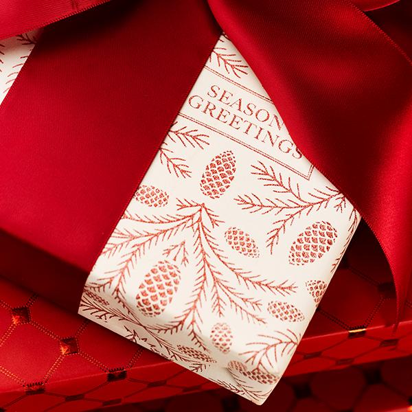 Christmas Paper 6482 Cream/Red Pinecone Greetings 55 cm x 100 m
