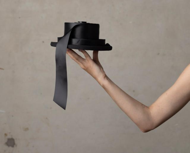 Elegant bag for gift ribbons and receipt covers, keeping essentials neatly stored and easily accessible, adding a touch of sophistication to your gifting experience.